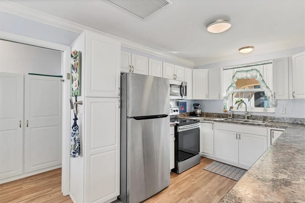 For Sale: $450,000 (3 beds, 2 baths, 1676 Square Feet)