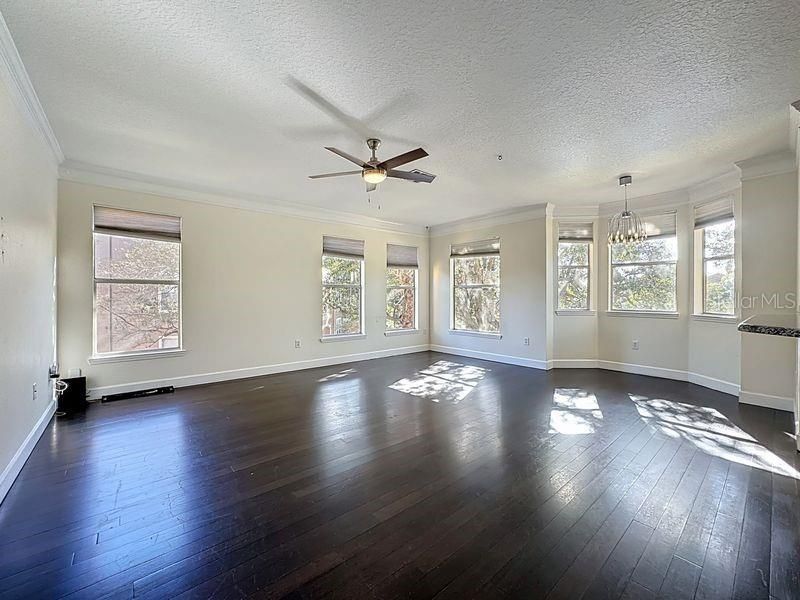 待售: $267,000 (2 贝兹, 2 浴室, 1352 平方英尺)