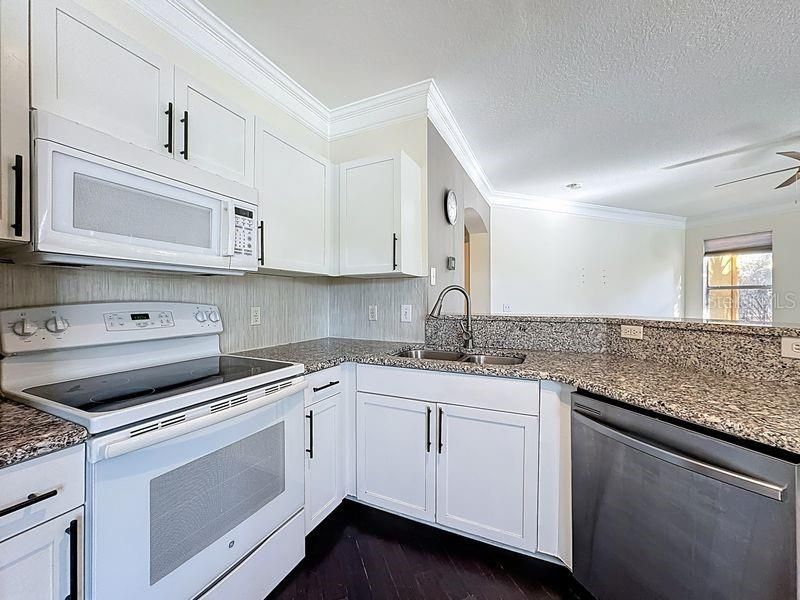 待售: $267,000 (2 贝兹, 2 浴室, 1352 平方英尺)