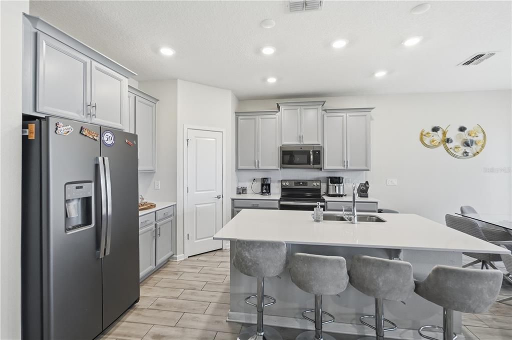 待售: $450,000 (5 贝兹, 3 浴室, 2569 平方英尺)