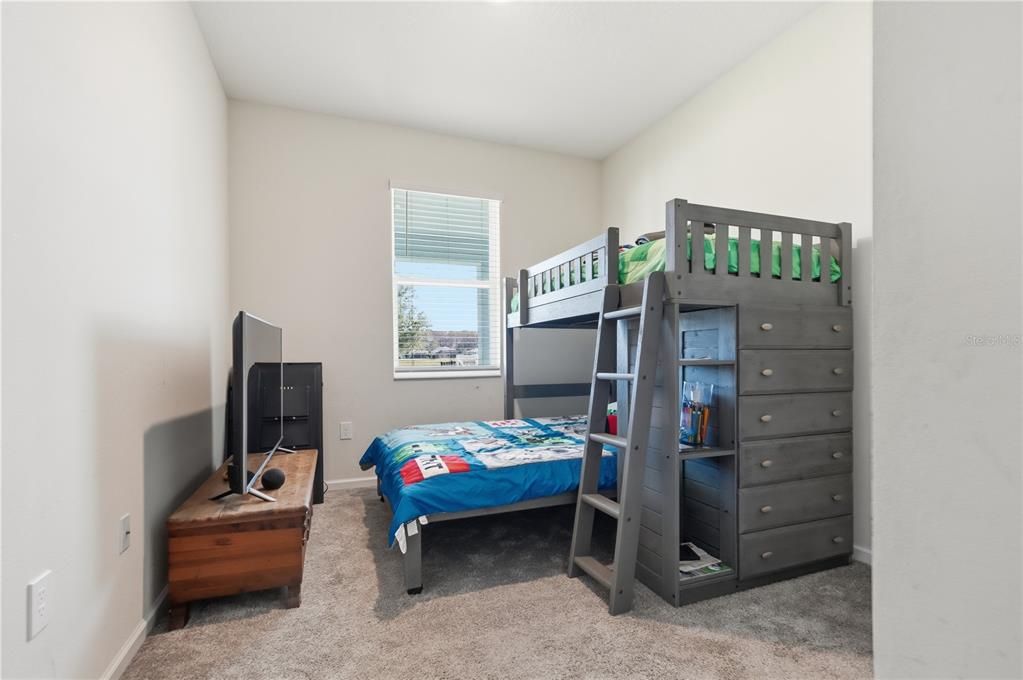 待售: $450,000 (5 贝兹, 3 浴室, 2569 平方英尺)