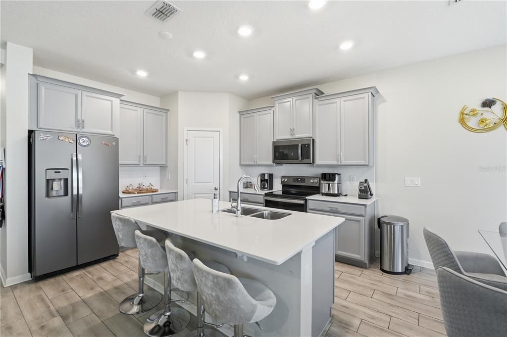 待售: $450,000 (5 贝兹, 3 浴室, 2569 平方英尺)