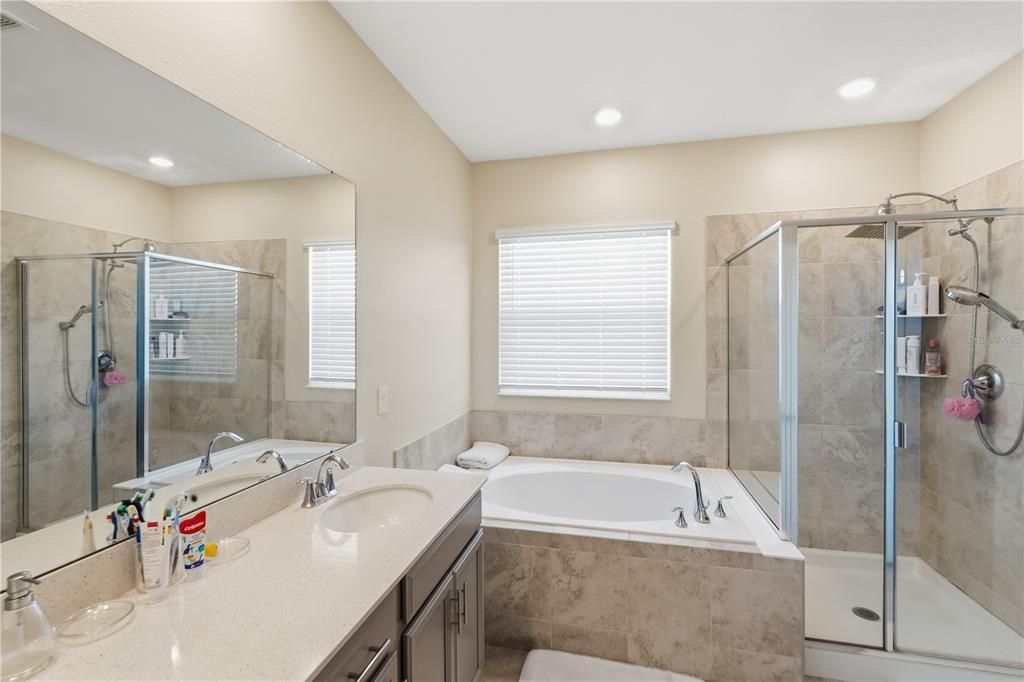 待售: $450,000 (5 贝兹, 3 浴室, 2569 平方英尺)