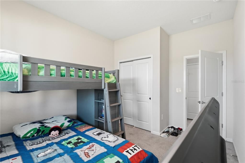 待售: $450,000 (5 贝兹, 3 浴室, 2569 平方英尺)