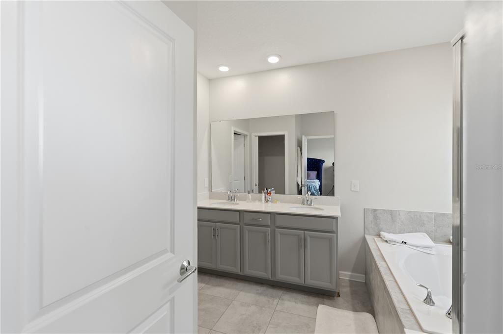 待售: $450,000 (5 贝兹, 3 浴室, 2569 平方英尺)