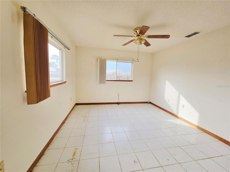 For Sale: $134,000 (2 beds, 2 baths, 864 Square Feet)