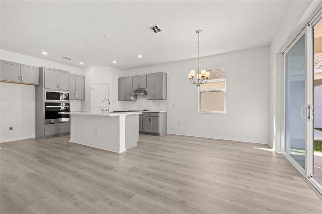 На продажу: $349,990 (4 спален, 2 ванн, 1938 Квадратных фут)