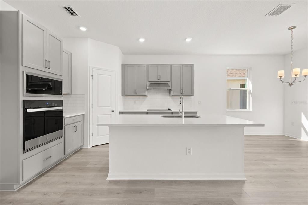 На продажу: $349,990 (4 спален, 2 ванн, 1938 Квадратных фут)