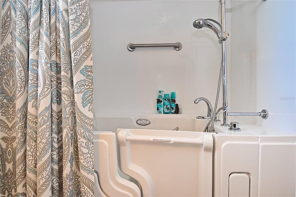 For Sale: $279,900 (2 beds, 2 baths, 1150 Square Feet)