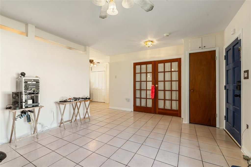 For Sale: $299,900 (3 beds, 1 baths, 1348 Square Feet)