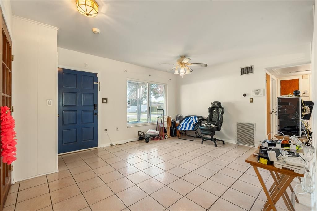 For Sale: $299,900 (3 beds, 1 baths, 1348 Square Feet)