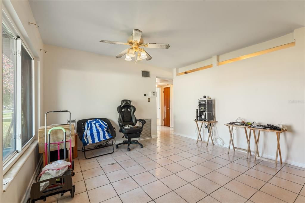 For Sale: $299,900 (3 beds, 1 baths, 1348 Square Feet)