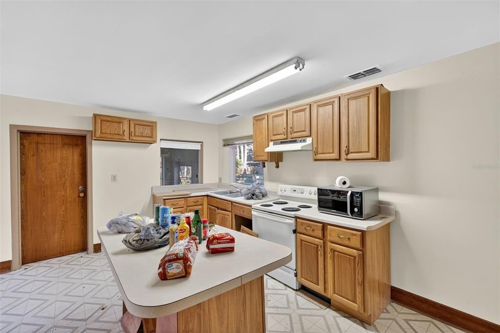 For Sale: $275,000 (6 beds, 3 baths, 3028 Square Feet)