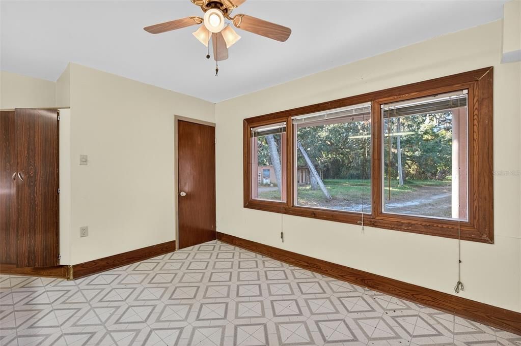 For Sale: $275,000 (6 beds, 3 baths, 3028 Square Feet)