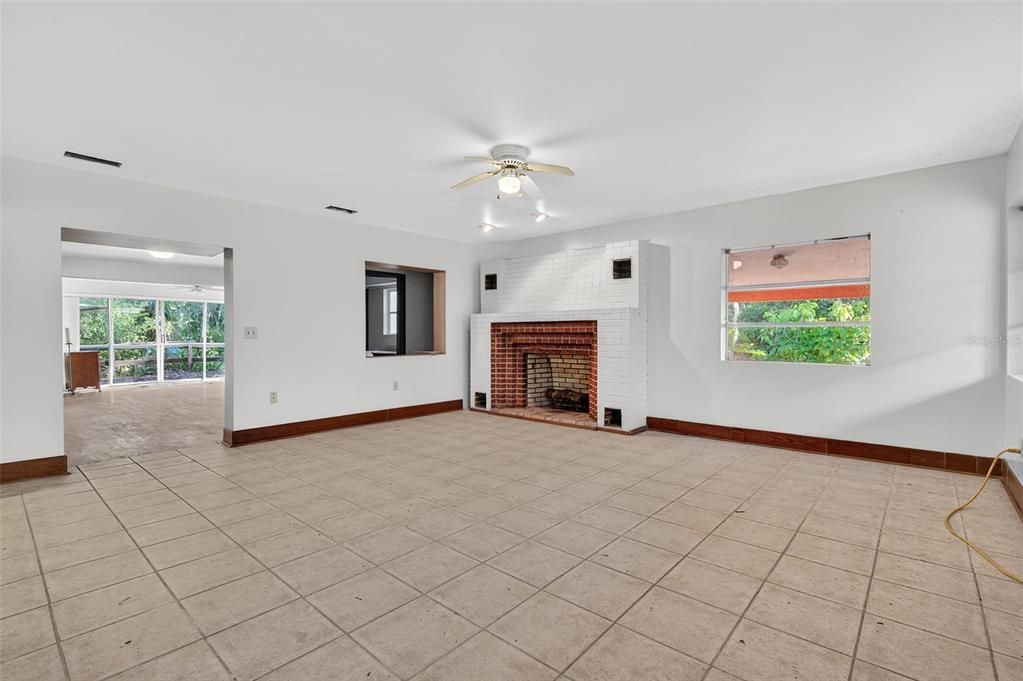 For Sale: $275,000 (6 beds, 3 baths, 3028 Square Feet)