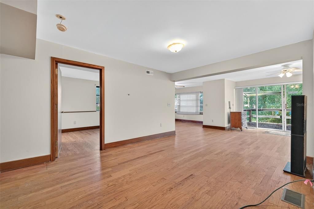 For Sale: $275,000 (6 beds, 3 baths, 3028 Square Feet)