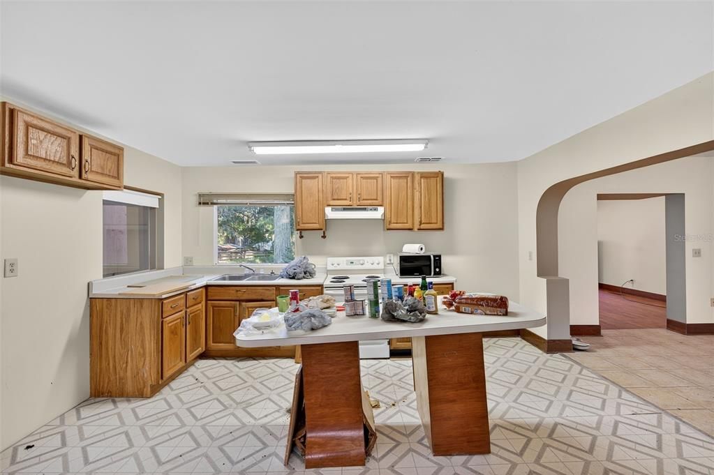 For Sale: $275,000 (6 beds, 3 baths, 3028 Square Feet)