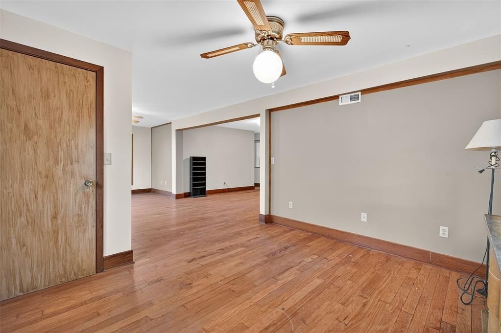 For Sale: $275,000 (6 beds, 3 baths, 3028 Square Feet)