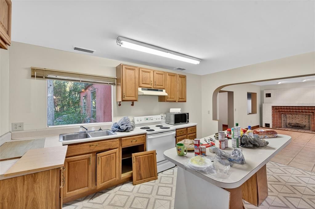 For Sale: $275,000 (6 beds, 3 baths, 3028 Square Feet)