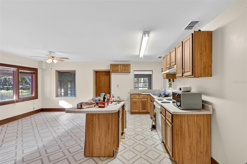 For Sale: $275,000 (6 beds, 3 baths, 3028 Square Feet)