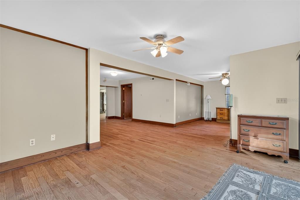 For Sale: $275,000 (6 beds, 3 baths, 3028 Square Feet)