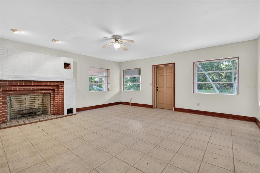 For Sale: $275,000 (6 beds, 3 baths, 3028 Square Feet)