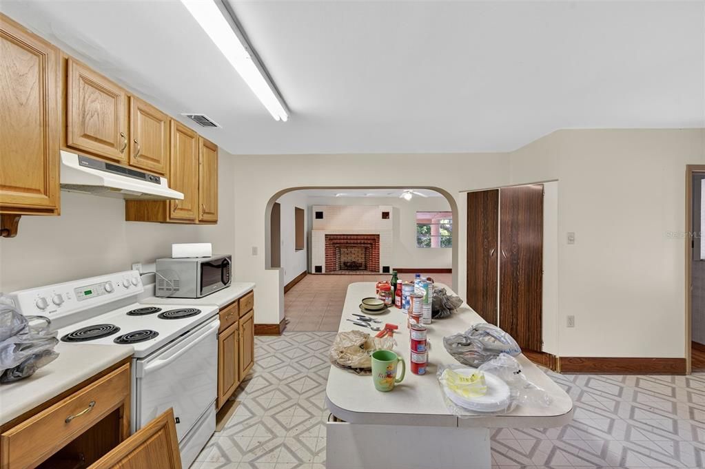 For Sale: $275,000 (6 beds, 3 baths, 3028 Square Feet)