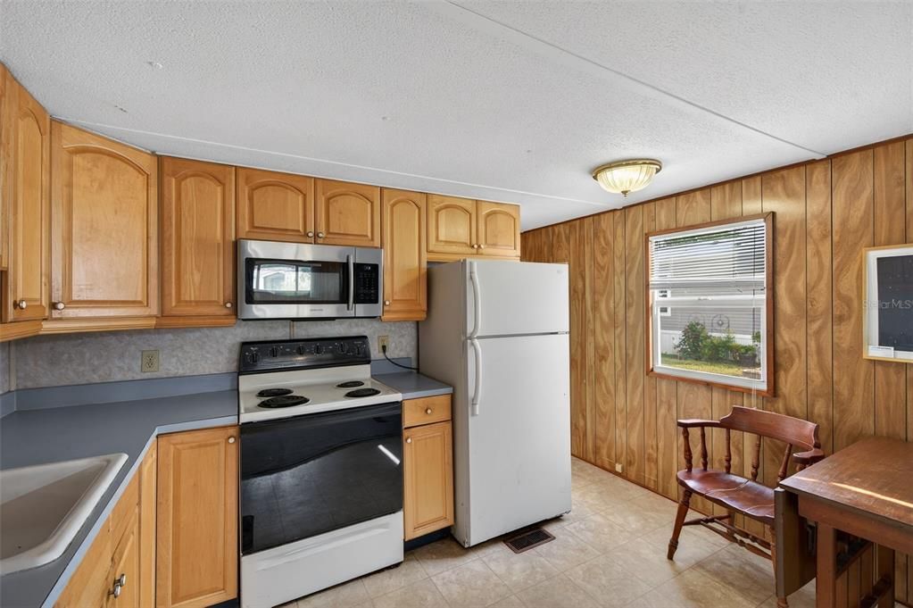 For Sale: $119,000 (3 beds, 2 baths, 928 Square Feet)