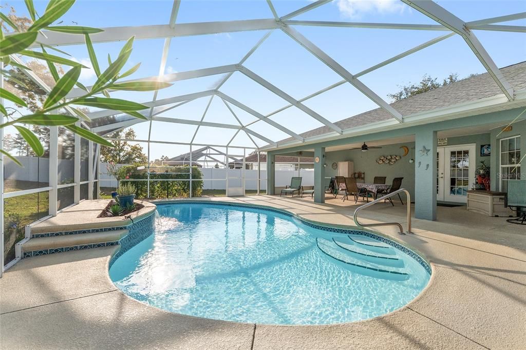 Active With Contract: $377,000 (3 beds, 2 baths, 1929 Square Feet)