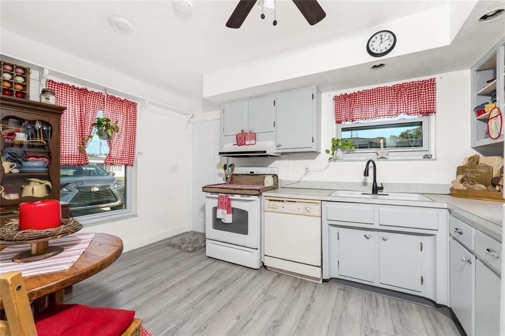 待售: $199,000 (3 贝兹, 2 浴室, 1333 平方英尺)