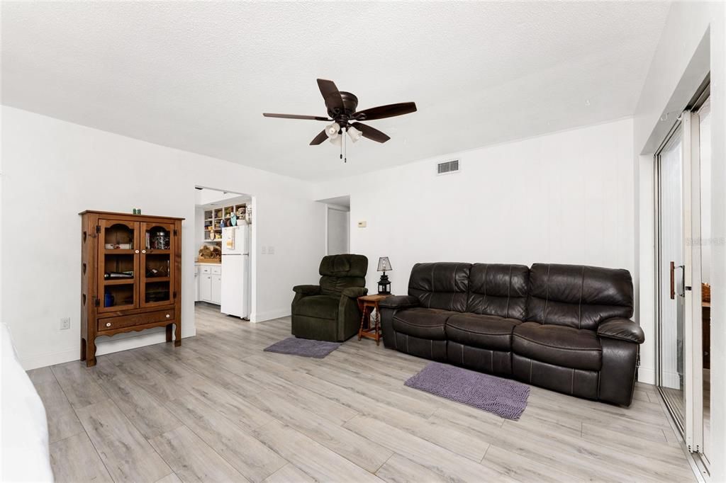 待售: $199,000 (3 贝兹, 2 浴室, 1333 平方英尺)