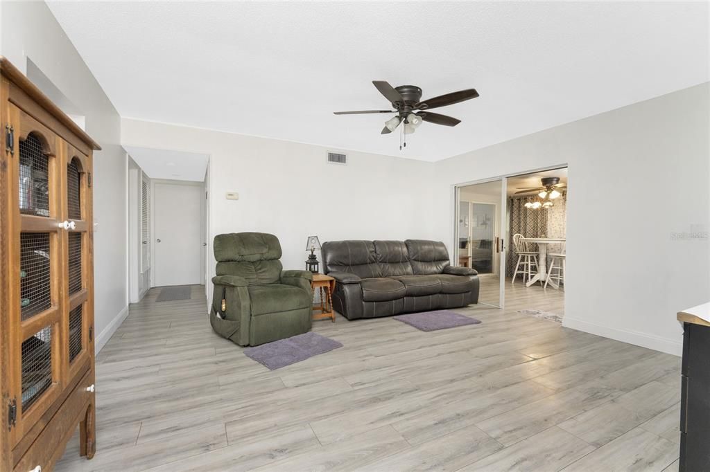 待售: $199,000 (3 贝兹, 2 浴室, 1333 平方英尺)