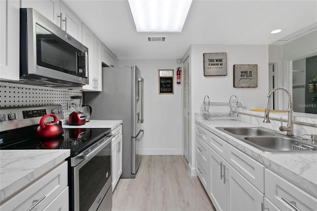 For Sale: $109,000 (1 beds, 1 baths, 670 Square Feet)