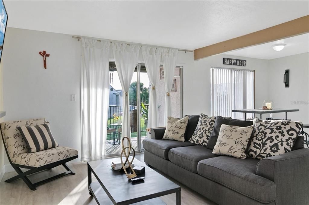 For Sale: $109,000 (1 beds, 1 baths, 670 Square Feet)