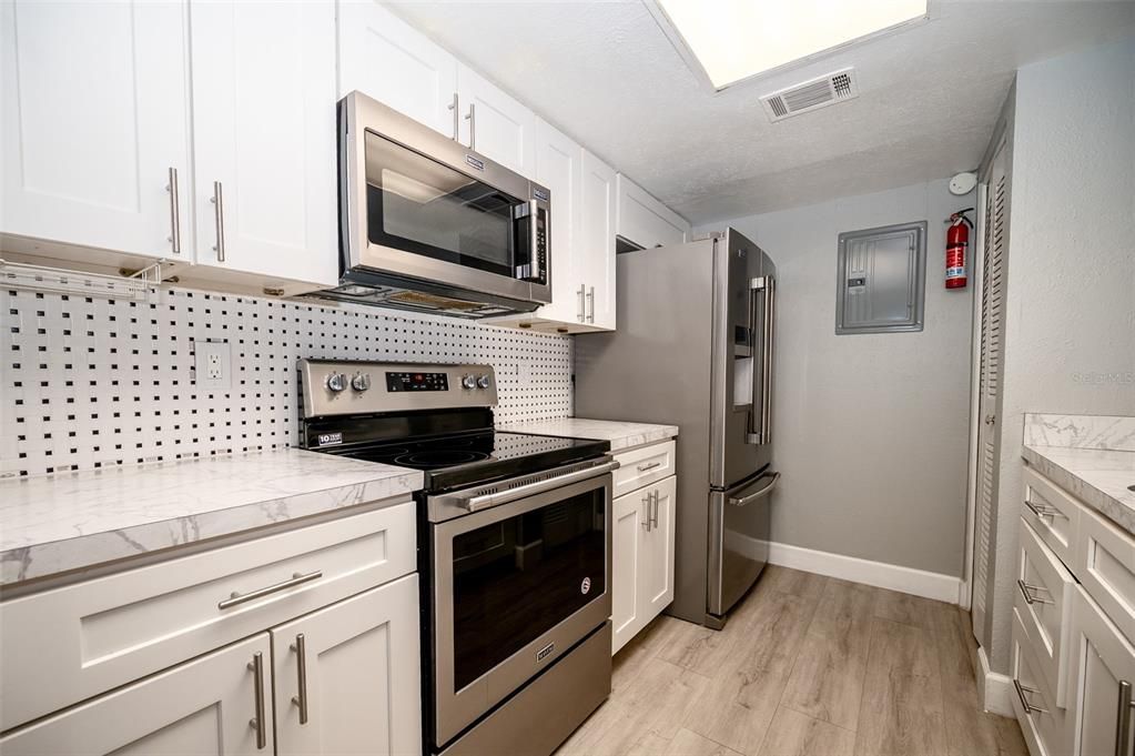 For Sale: $109,000 (1 beds, 1 baths, 670 Square Feet)