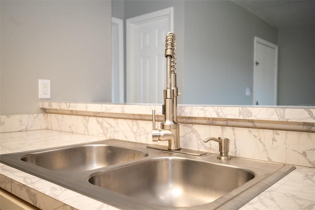 For Sale: $109,000 (1 beds, 1 baths, 670 Square Feet)