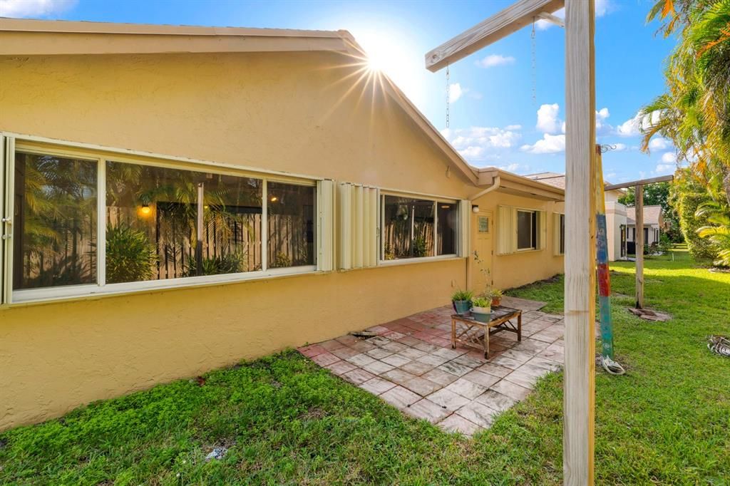For Sale: $424,900 (2 beds, 2 baths, 2423 Square Feet)