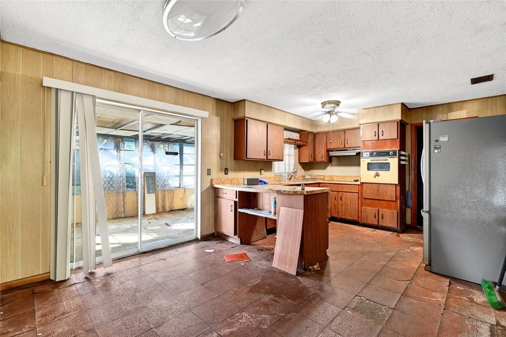 合同活跃: $175,000 (3 贝兹, 2 浴室, 1144 平方英尺)