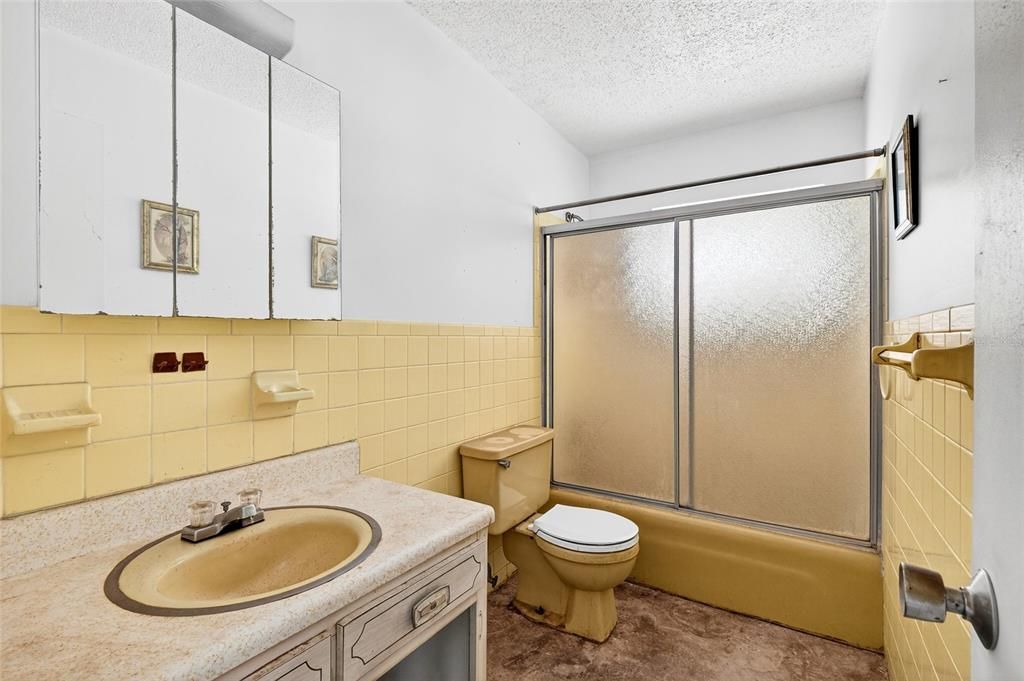 合同活跃: $175,000 (3 贝兹, 2 浴室, 1144 平方英尺)