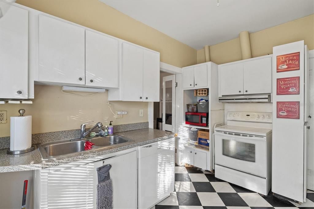 For Sale: $500,000 (3 beds, 2 baths, 1530 Square Feet)