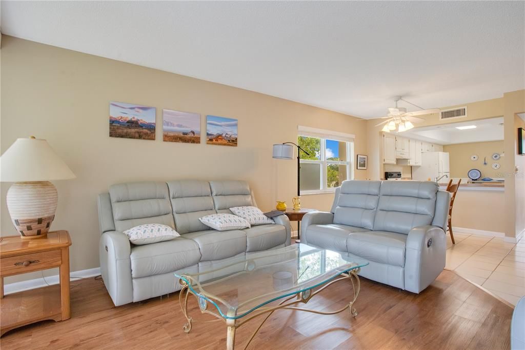 For Sale: $199,800 (2 beds, 2 baths, 1065 Square Feet)