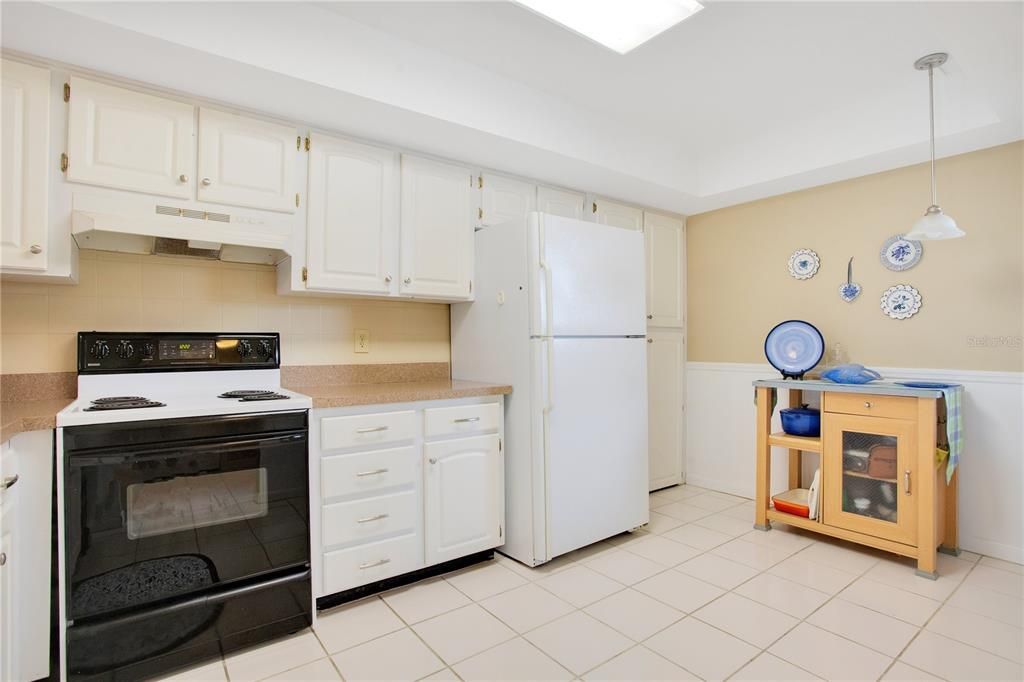 For Sale: $199,800 (2 beds, 2 baths, 1065 Square Feet)
