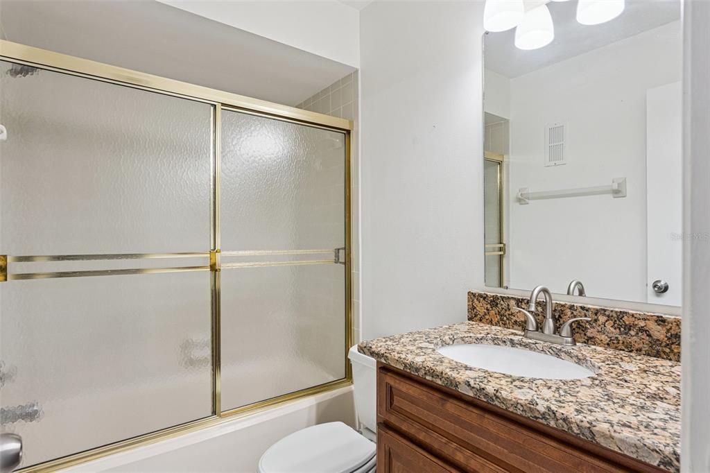 待售: $220,000 (2 贝兹, 2 浴室, 934 平方英尺)