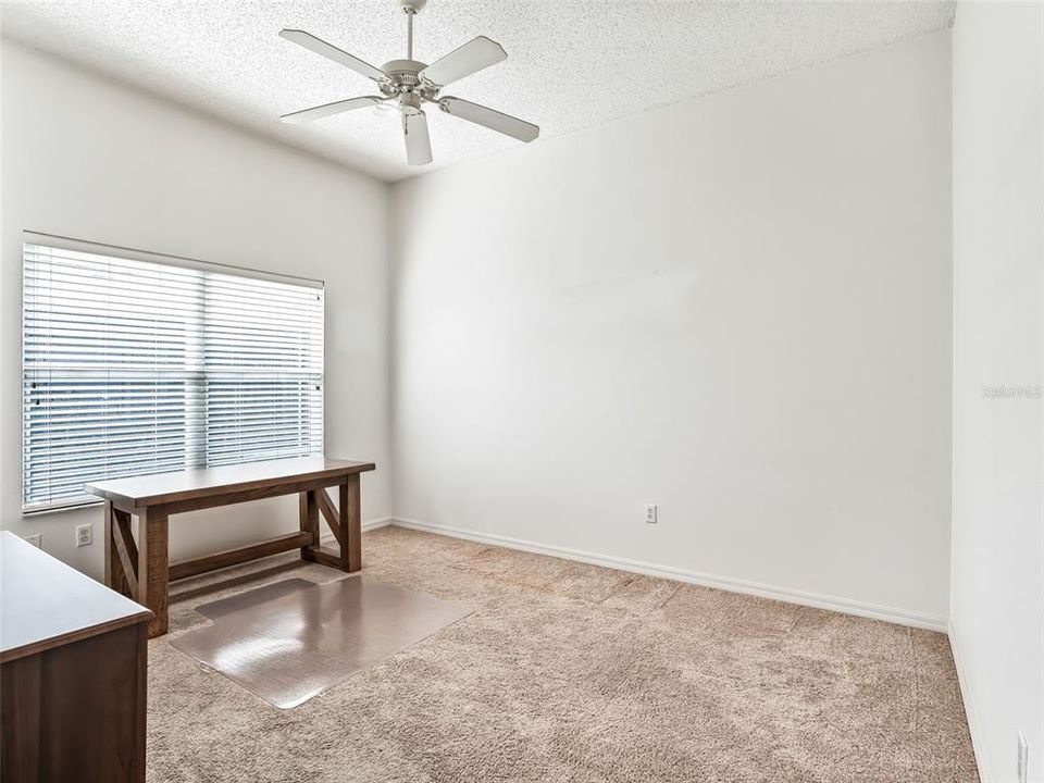 合同活跃: $365,000 (3 贝兹, 2 浴室, 1860 平方英尺)