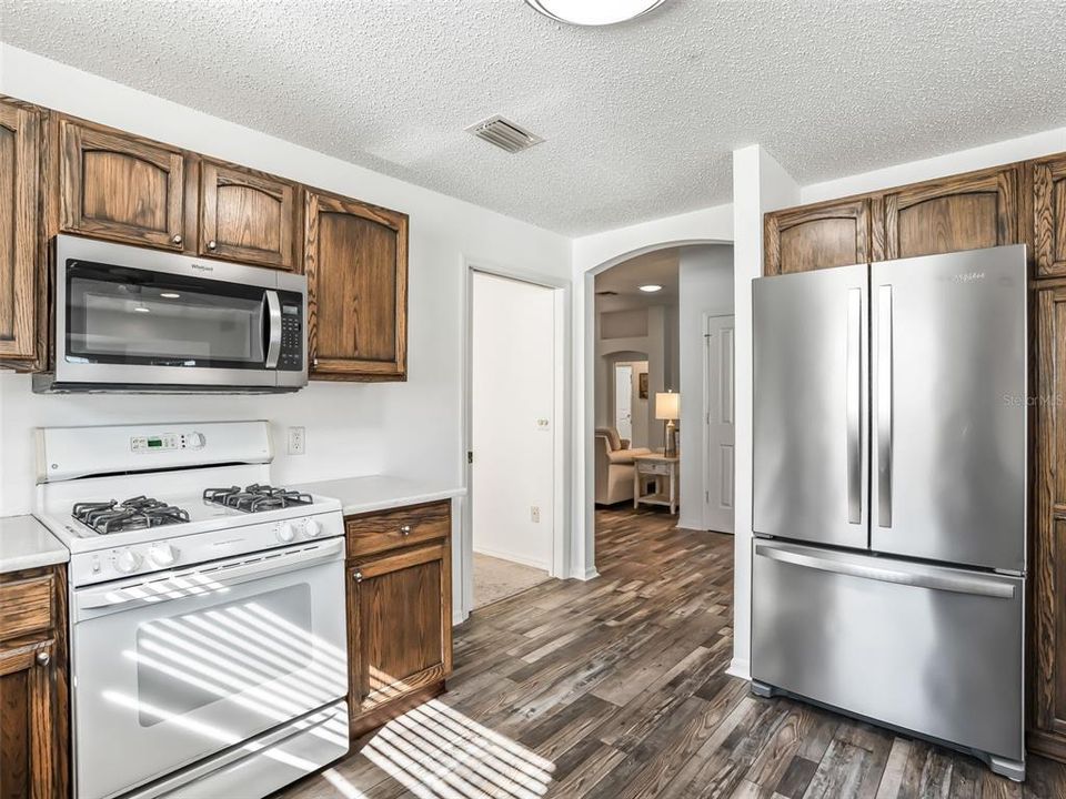 合同活跃: $365,000 (3 贝兹, 2 浴室, 1860 平方英尺)