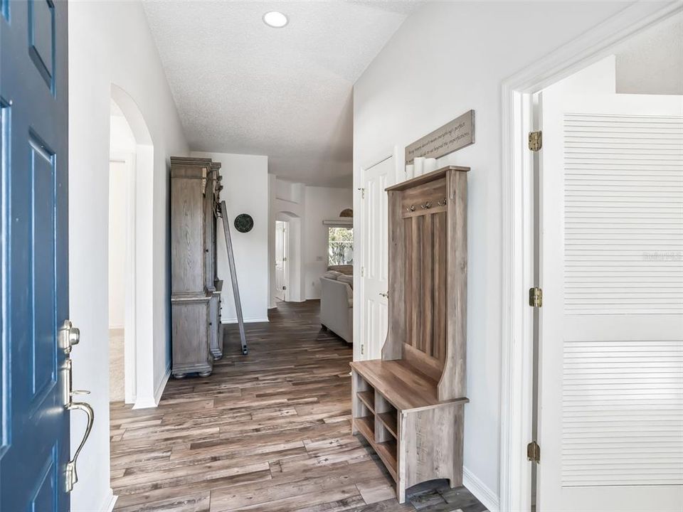 合同活跃: $365,000 (3 贝兹, 2 浴室, 1860 平方英尺)