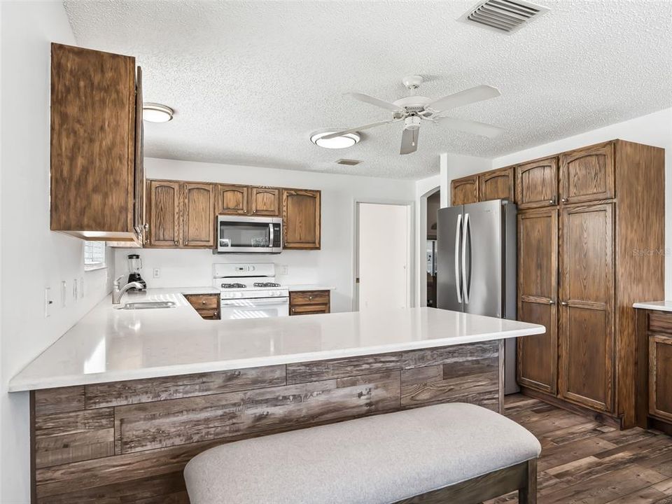 合同活跃: $365,000 (3 贝兹, 2 浴室, 1860 平方英尺)