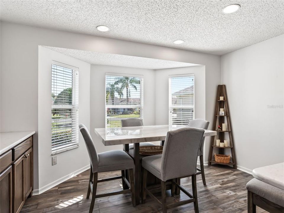 合同活跃: $365,000 (3 贝兹, 2 浴室, 1860 平方英尺)