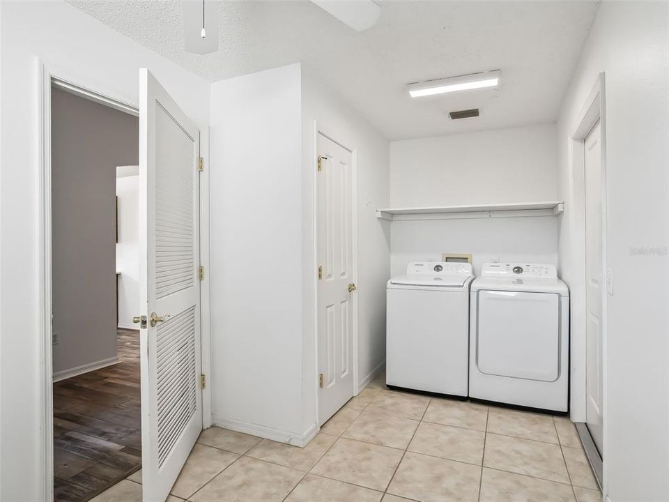 合同活跃: $365,000 (3 贝兹, 2 浴室, 1860 平方英尺)