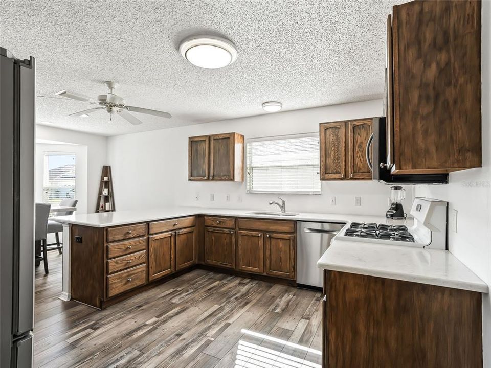 合同活跃: $365,000 (3 贝兹, 2 浴室, 1860 平方英尺)